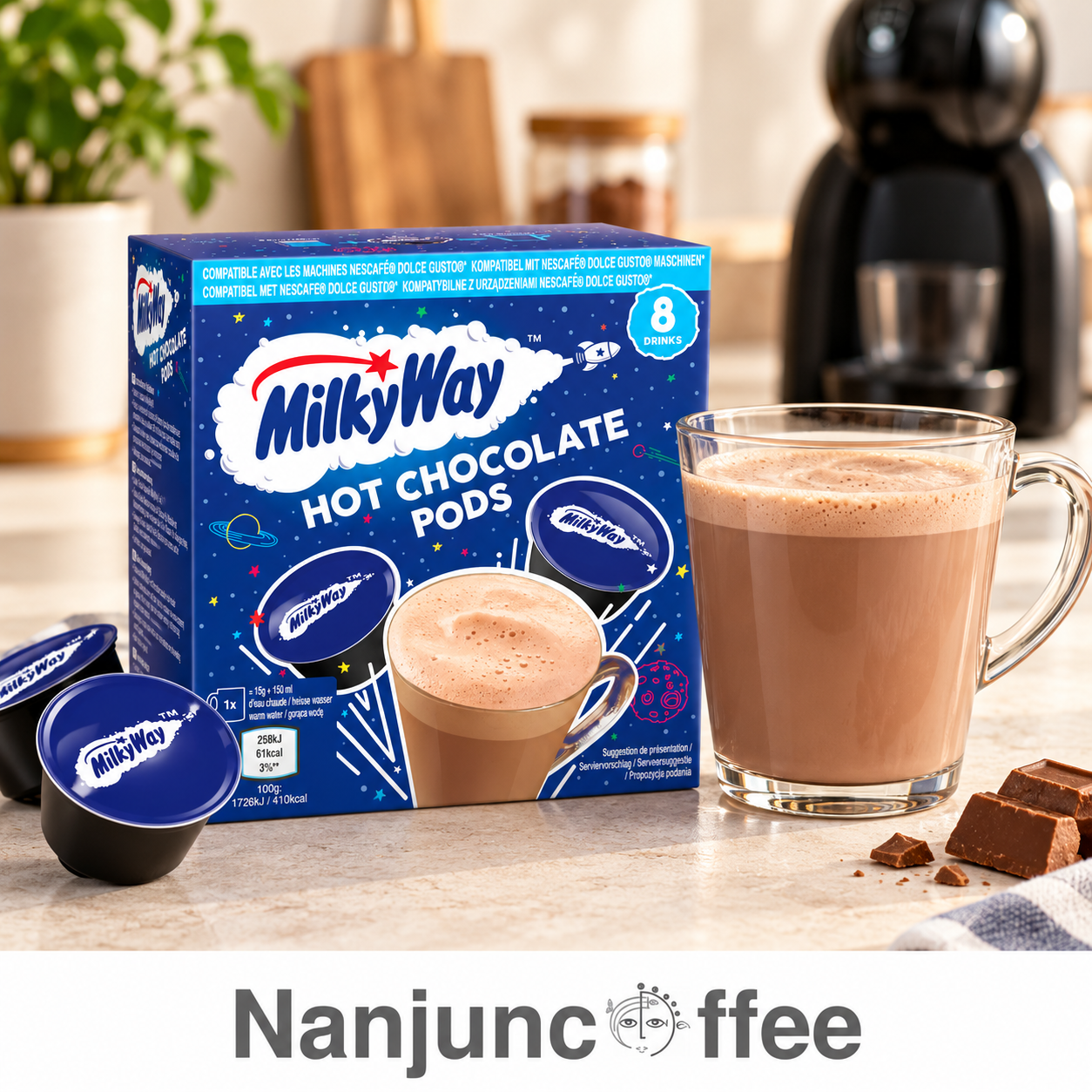 کپسول دولچه گوستو هات چاکلت میلکی وی و نوشیدنی آماده کنار دستگاه کپسولی